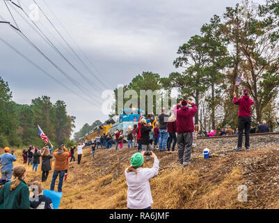 H George W Bush Union Pacific 4141 Beerdigung mit Masse feiern als Zug kam zu Hardin Store Straße Bahnübergang in Magnolia (in der Nähe von Tomball) Texa Stockfoto