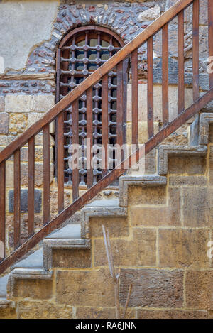 Holz- Fenster und die Treppe mit Geländer aus Holz führt zu historischen Beit El Hanem Waseela Waseela Gebäude (Haus), alte Kairo, Ägypten Stockfoto