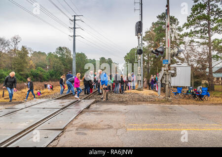 H George W Bush Union Pacific 4141 Beerdigung mit Masse feiern als Zug kam zu Hardin Store Straße Bahnübergang in Magnolia (in der Nähe von Tomball) Texa Stockfoto