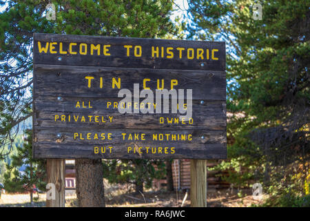 Historische Tin Cup Gemeinschaft in Colorado, in ländlicher Umgebung mit begrenztem Zugang im Winter. Stockfoto