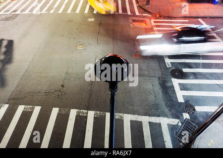Leichte Spuren von Autos in der Nacht in New York. Stockfoto