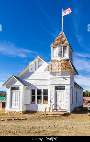 Historische Tin Cup Gemeinschaft in Colorado, in ländlicher Umgebung mit begrenztem Zugang im Winter. Kirche und Gemeindezentrum. Stockfoto