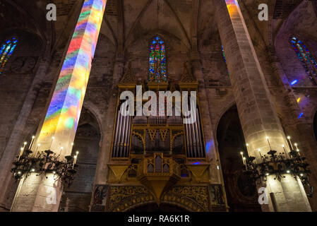 PALMA DE MALLORCA, SPANIEN - Sep 30, 2018: Innenansicht der Kathedrale Santa Maria von Palma (La Seu) in Palma de Mallorca, Spanien Stockfoto