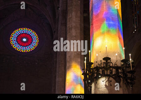 PALMA DE MALLORCA, SPANIEN - 30.09.2018: bunte Lichter auf die Spalte der Kathedrale Santa Maria von Palma, auch als La Seu bekannt. Palma de Mallor Stockfoto