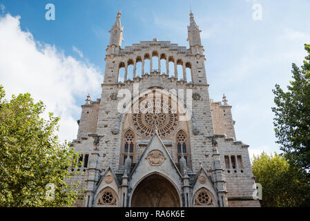 Wunderschöne gotische Kathedrale St. Bartholomäus auf dem Hauptplatz in Soller, Mallorca, Spanien Stockfoto