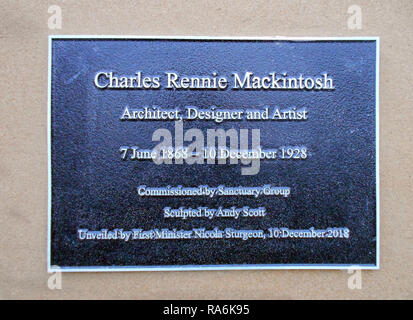 Dies ist die Gedenktafel, die an der Statue des großen schottischen Architekten und Designer Charles Rennie Mackintosh, die in Glasgow im Dezember 2018 vorgestellt wurde. Es erinnert an 150 Jahre seit seiner Geburt und 90 Jahre seit seinem Tod. Es wurde von Andy Scott geformt. Alan Wylie/ALAMY © Stockfoto