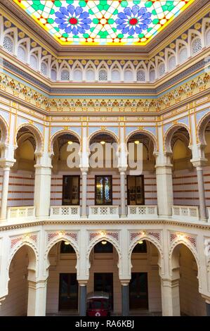Decke aus Buntglas Vijecnica oder Rathaus Innenraum, ehemaliger National University Library, Sarajevo Altstadt Stockfoto