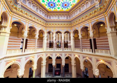 Decke aus Buntglas Vijecnica oder Rathaus Innenraum, ehemaliger National University Library, Sarajevo Altstadt Stockfoto