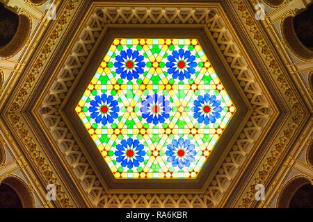 Decke aus Buntglas Vijecnica oder Rathaus Innenraum, ehemaliger National University Library, Sarajevo Altstadt Stockfoto