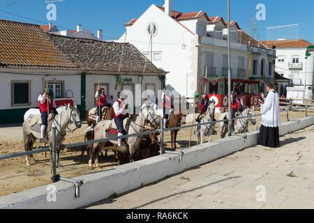 Reiter Segen vor der Hauptkirche der Stadt, Festas do Barrete Verde e das Salinas, Alcochete, Setubal Provinz Stockfoto