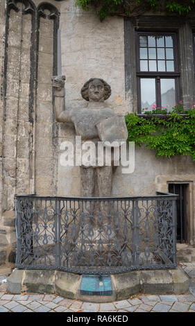 QUEDLINBURG, Deutschland - 12. MAI 2018: Roland von Quedlinburg Statue vor dem historischen Rathaus am 12. Mai 2018 in Deutschland, Europa Stockfoto
