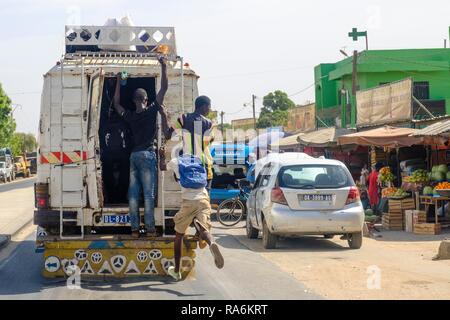 Mann springt auf einem Bus, Dakar, Senegal Stockfoto