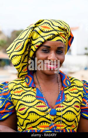Senegalesische Frau in Buntes Kleid, Porträt, Dakar, Senegal Stockfoto