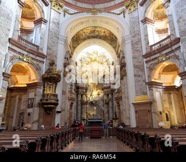 Innenraum der Karlskirche mit Hochaltar, Wien, Österreich Stockfoto