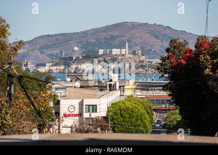 Blick auf die Insel und Alcatraz Gefängnis von einem hohen Punkt auf Lombardt Street in San Francisco, Kalifornien, USA Stockfoto