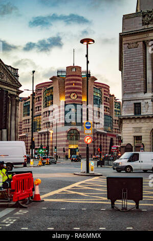 Straße und Platz vor dem Royal Exchange Gebäude in London. Stockfoto