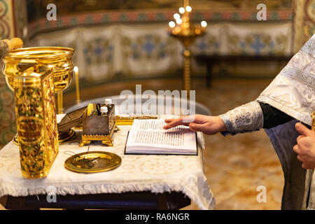 Golden stilvolle Evangelium in der orthodoxen Kirche oder Tempel auf weißen und goldenen Warmen Hintergrund Stockfoto