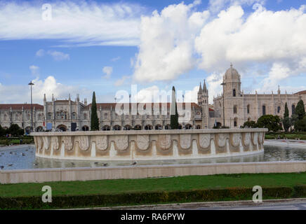 Lissabon - Portugal, runder Brunnen im Empire Square im Stadtteil Belem und Hieronymites Kloster Stockfoto