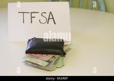 Ein Zeichen dafür, dass der sagt: Tfsa neben einer Brieftasche, Geld in es hat. Thema der Kanadischen Einsparungen. TFSA steht für steuerfreies Sparkonto. Stockfoto