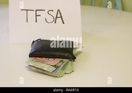 Ein Zeichen dafür, dass der sagt: Tfsa neben einer Brieftasche, Geld in es hat. Thema der Kanadischen Einsparungen. TFSA steht für steuerfreies Sparkonto. Stockfoto