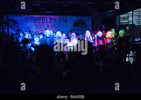 Bemerkenswerte Rock Chor durchführen bei Beverley Weihnachten Licht einschalten Flemingate Shopping Center Freitag, 23. November 2018 Stockfoto