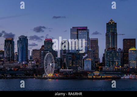 Seattle Skyline und den Hafen bei Nacht von Elliott Bay, Puget Sound, Washington State, USA. Stockfoto