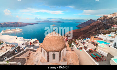 Weite Aussicht auf die Caldera und die traditionelle Kirche in Santorini, Griechenland Stockfoto