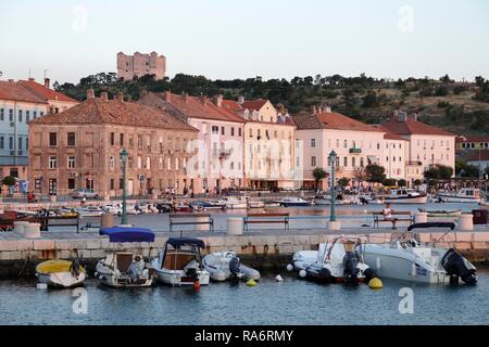 Boote am Dock im Abendlicht, Senj, Kvarner Bucht, Kroatien Stockfoto