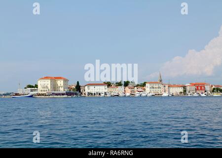 Blick auf Porec von der Insel Sveti Nikola, Poreč, Istrien, Kroatien Stockfoto