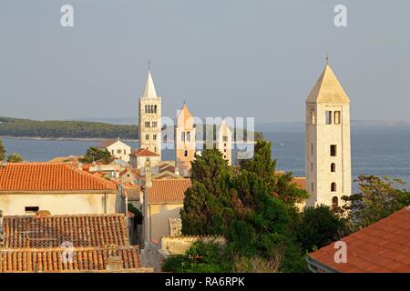 Vier Kirchtürmen über den Dächern der Altstadt, Rab, Rab Primorje-Gorski Kotar, Kroatien Stockfoto