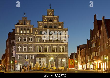 Gebäude der Industrie- und Handelskammer, Am Sande Square, am Abend, das historische Zentrum, Lüneburg, Niedersachsen Stockfoto