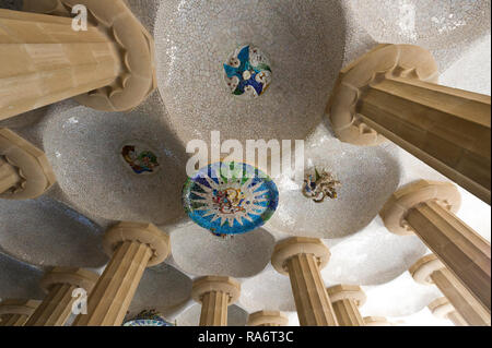 Die Decke der Halle der hundert Säulen mit bunter Keramik von Antoni Gaudi im Park Güell, Barcelona, Spanien entworfen eingerichtet Stockfoto