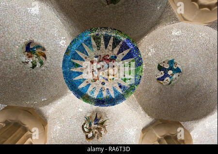 Die Decke der Halle der hundert Säulen mit bunter Keramik von Antoni Gaudi im Park Güell, Barcelona, Spanien entworfen eingerichtet Stockfoto