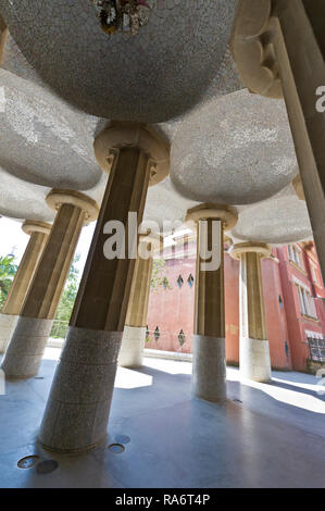 Die Halle der hundert Säulen von Antoni Gaudi im Park Güell, Barcelona, Spanien konzipiert Stockfoto