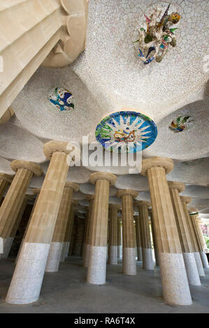 Die Halle der hundert Säulen von Antoni Gaudi im Park Güell, Barcelona, Spanien konzipiert Stockfoto