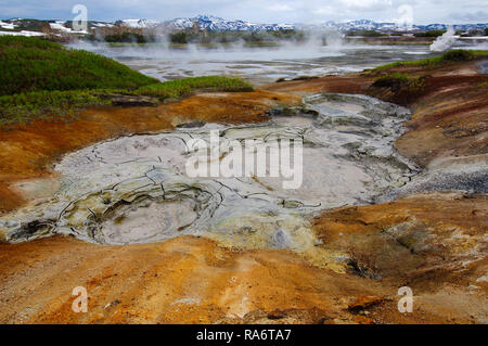 Natur Kamtschatkas, Schlamm Vulkane und Geysire Kamtschatkas. Stockfoto