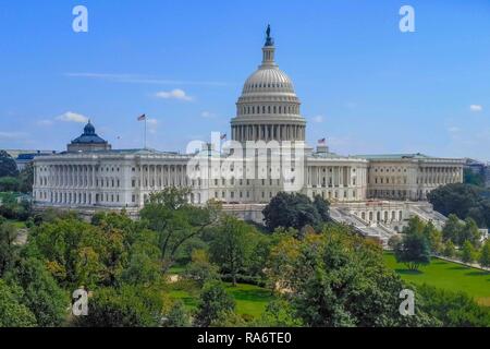 Vorderansicht des United States Capital Gebäude und Gelände in Washington DC im Sommer mit klaren Himmel im Hintergrund Stockfoto