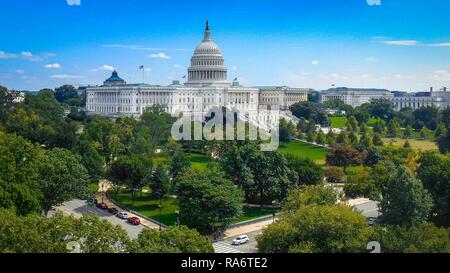 Vorderansicht des United States Capital Gebäude und Gelände in Washington DC im Sommer mit klaren Himmel im Hintergrund Stockfoto