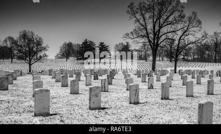 Saint Louis, MO - - Mar 11, 2018; Schneefall in Jefferson Barracks National Friedhof Grabsteine, größte Veteranen Beerdigung Kürbis westlich des Mississippi Stockfoto