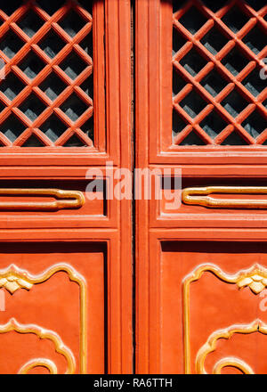 Traditionelle chinesische rote Tür an Lama Tempel in Peking, China Stockfoto