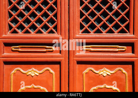 Traditionelle chinesische rote Tür an Lama Tempel in Peking, China Stockfoto