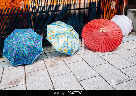 Bunte Sonnenschirme an Gion traditionelle japanische Straße in Kyoto, Japan Stockfoto