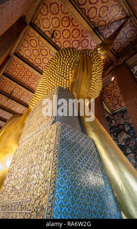 Suchen Sie an der Rückseite eines liegenden Buddha, Bangkok Stockfoto