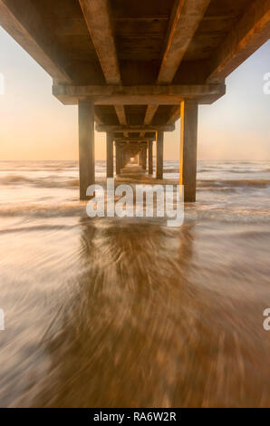 Klassische Ansicht der Unter seite der Fishing Pier bei Sonnenaufgang Stockfoto