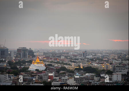 Ein goldener Tempel in der Entfernung von der Dächer von Bangkok Thailand Stockfoto