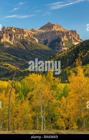 Blauer Himmel entlang Owl Creek Pass außerhalb von Fethiye Colorado auf einen Tag fallen Stockfoto