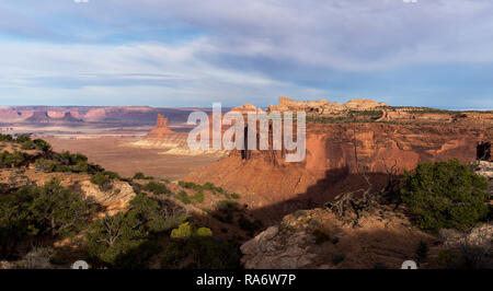 Canyonlands National Park in South Central Utah gelegen mit Blick auf den Leuchter Tower. Der Green River ist innerhalb dieses weiten Canyons. Stockfoto