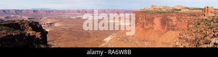 Panoramablick vom Leuchter Turm übersehen mit dem Henry Berge in der Ferne. Canyonlands National Park, Utah. Stockfoto