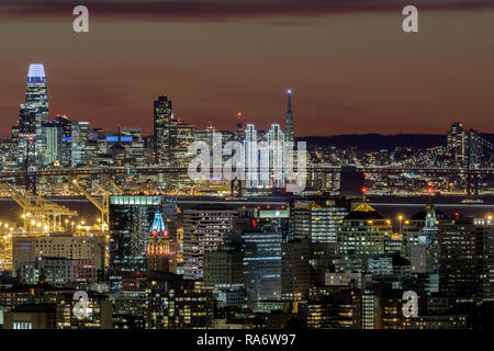 Oakland und San Francisco Twilight Skylines beleuchtet mit Holiday Lights. Stockfoto
