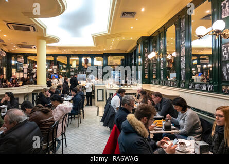 Berühmte Madrid Chocolate Bar San Gines, chocolatería San Ginés, im Winter mit Menschen essen Churros und trinken heiße Schokolade verpackt. Madrid Spanien. Stockfoto